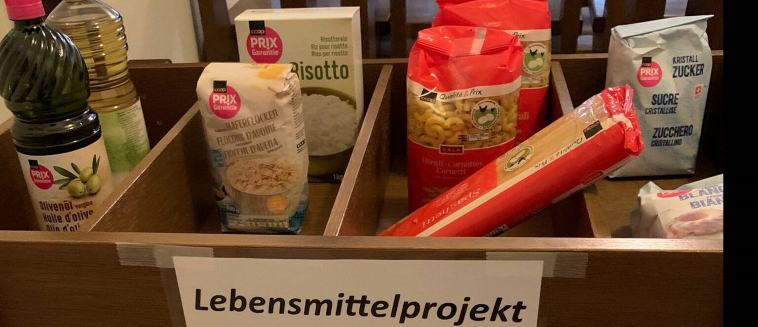 Olivenöl, Risotto, Teigwaren und Zucker: Spenden, die in der Kirche von Frick bereit sind. | zVg