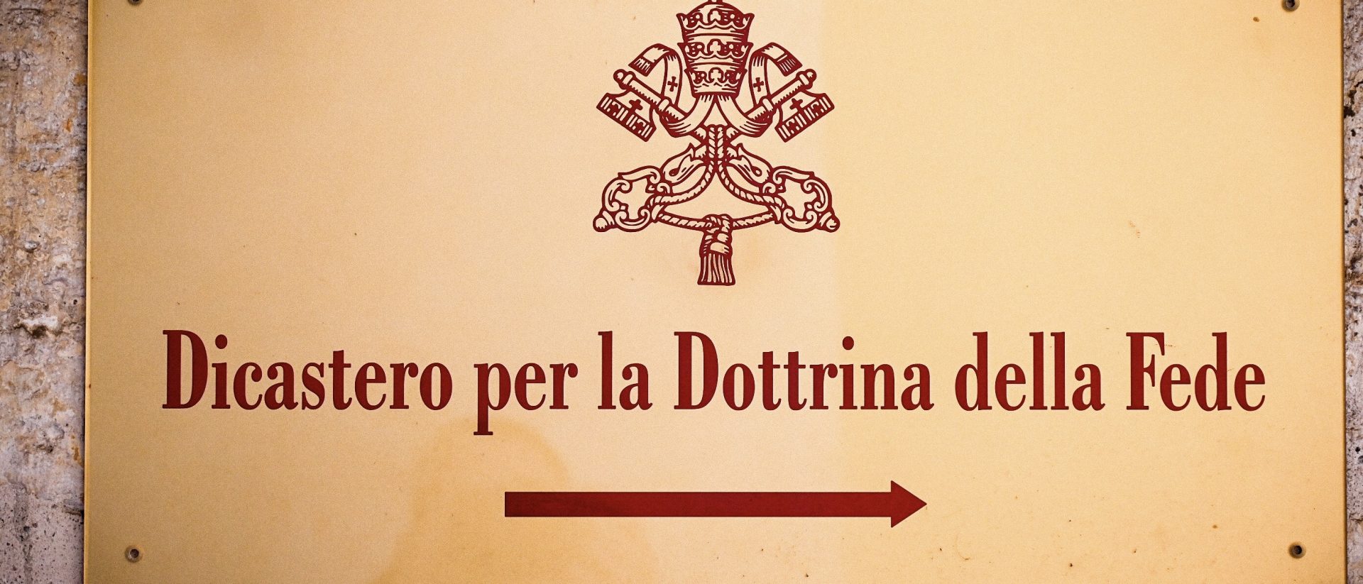 Hinweisschild zum Dikasterium für die Glaubenslehre am Sitz der Glaubenskongregation im Vatikan.