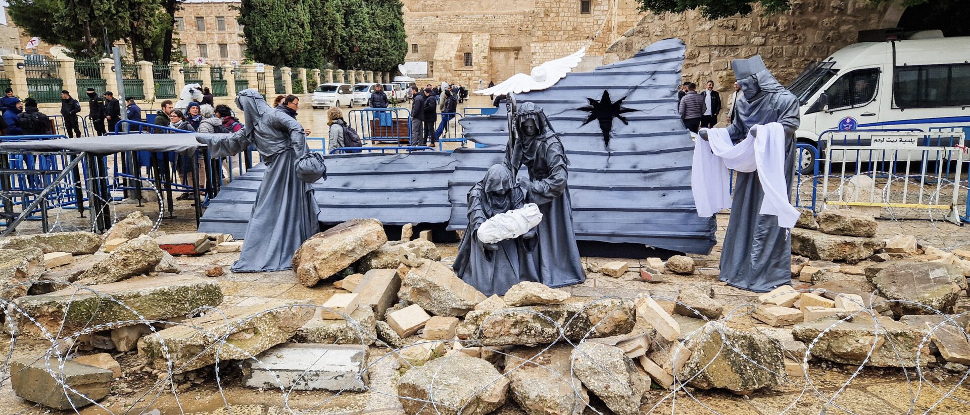 Krippe umgeben von Trümmern und Stacheldraht auf dem Krippenplatz vor der Geburtskirche am 24. Dezember 2023 in der Altstadt von Bethlehem.