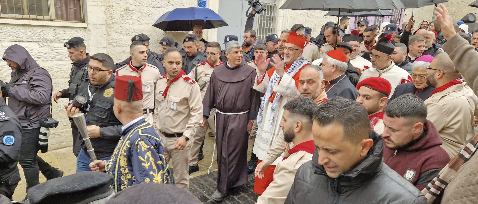 Erzbischof Pierbattista Pizzaballa, Lateinischer Patriarch von Jerusalem, trägt einen Palästinenser-Schal bei der Prozession zum Krippenplatz vor der Geburtskirche am Heiligabend, dem 24. Dezember 2023 in Bethlehem  (Palästinensische Autonomiegebiete).
