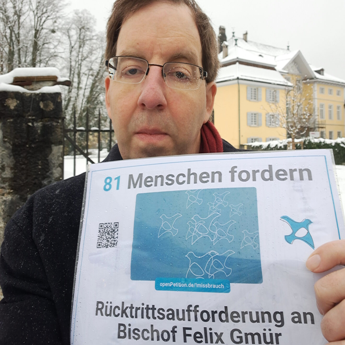 Christoph Berten mit der Petition - vor dem Bischofssitz von Felix Gmür