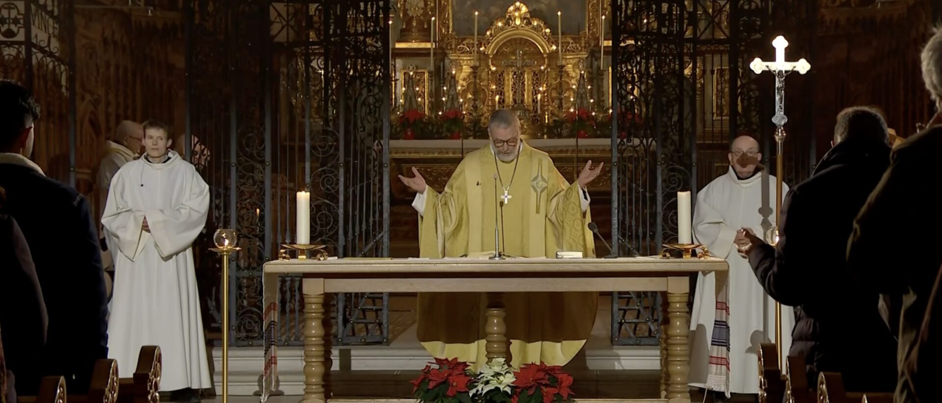 Abt Peter von Sury eröffent die Mitternachtsmesse in Mariastein.