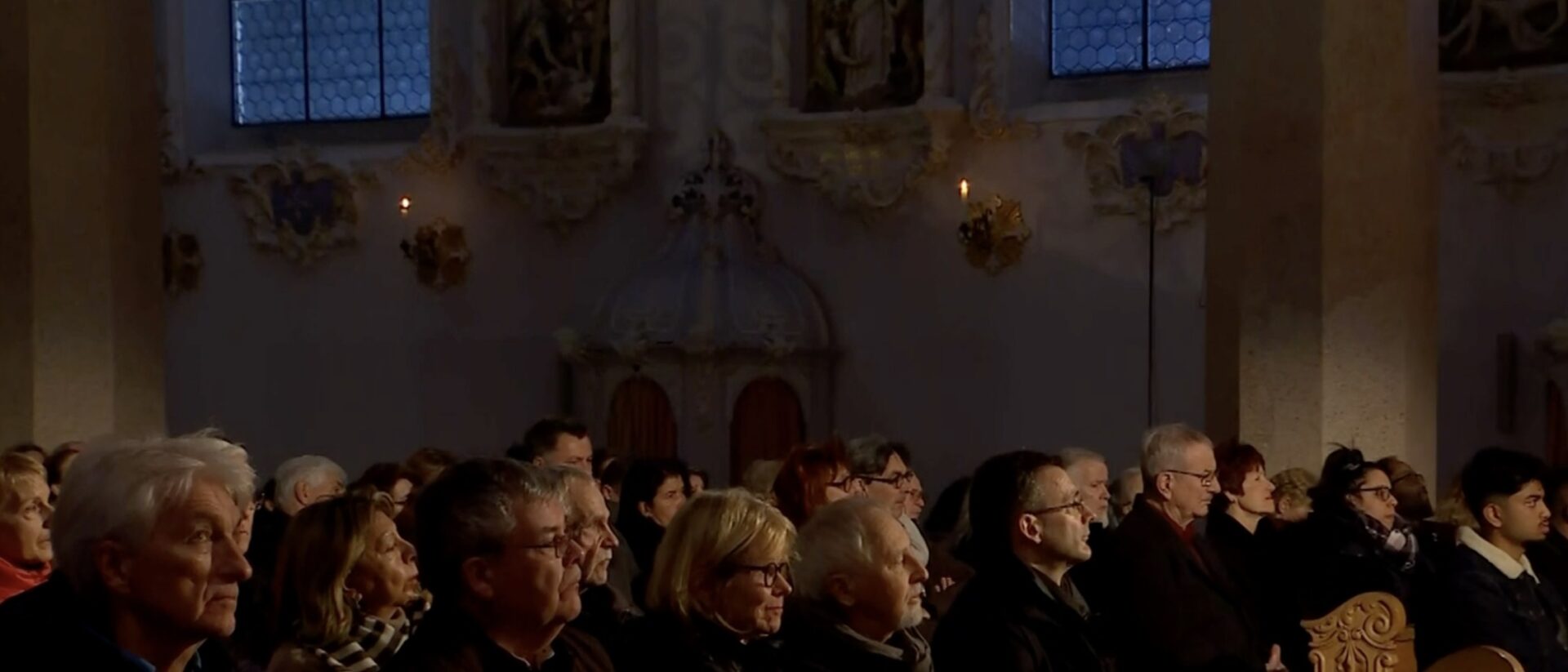 Die Klosterkirche Mariastein ist bis auf den letzten Platz belegt.