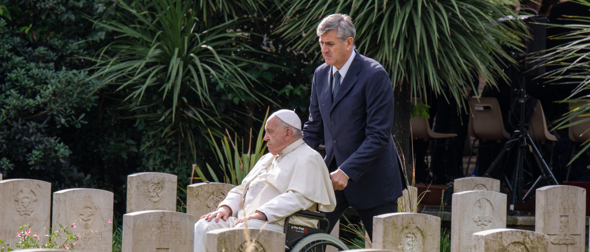 Papst Franziskus am 2. November 2023 auf dem Commonwealth-Soldatenfriedhof in Rom (Italien). Den Rollstuhl schiebt Sandro Mariotti, päpstlicher Kammerdiener.