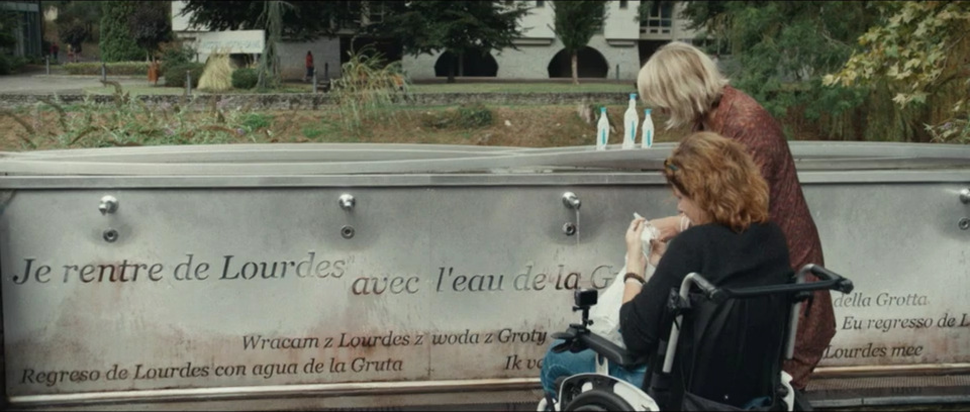 Nathalie Basteyns und Lieve Blancquaert füllen Lourdes-Wasser ab. Screenshot «Wunder Nummer 71».