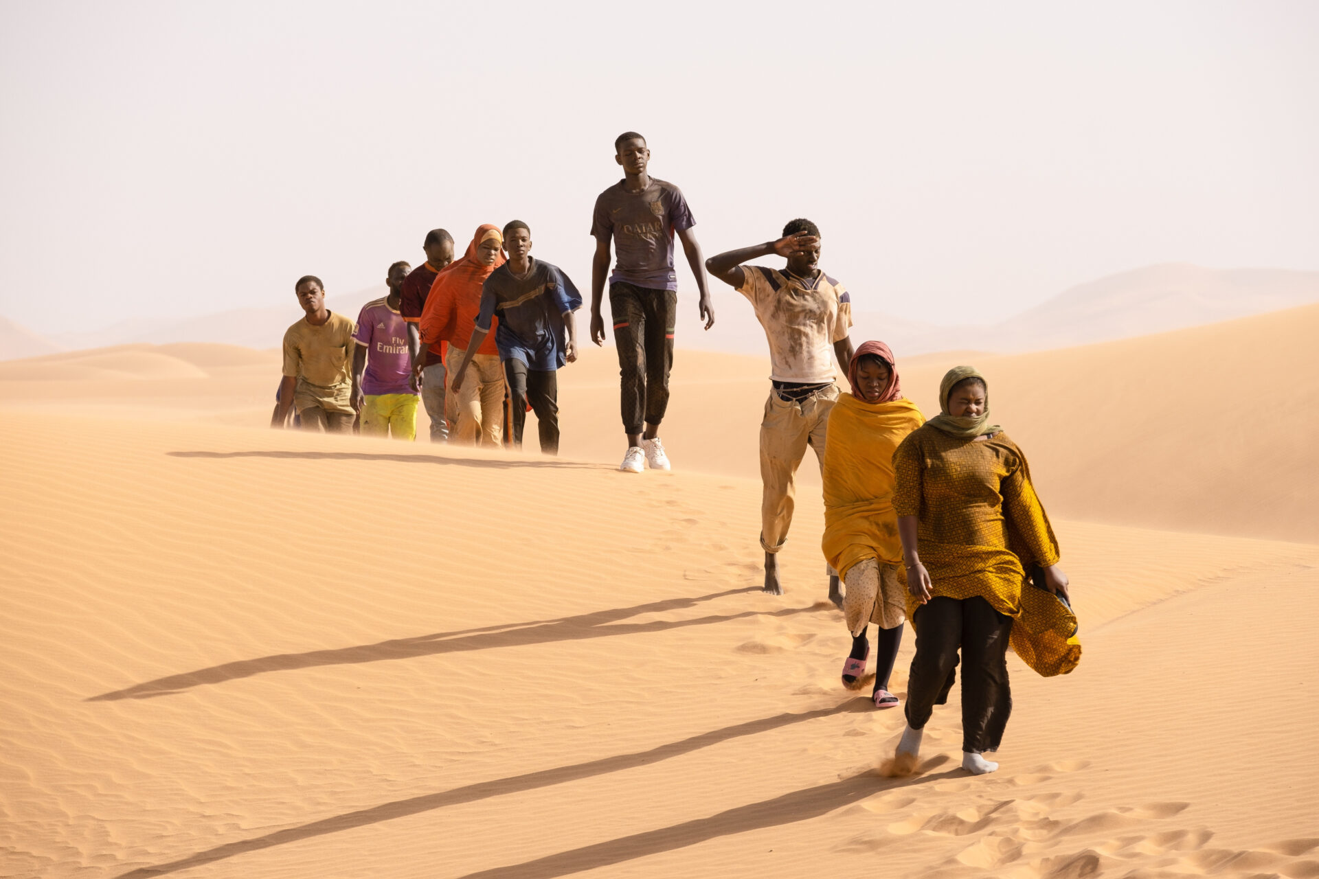 Die Migrantinnen und Migranten müssen sich zu Fuss durch die Wüste durchschlagen.