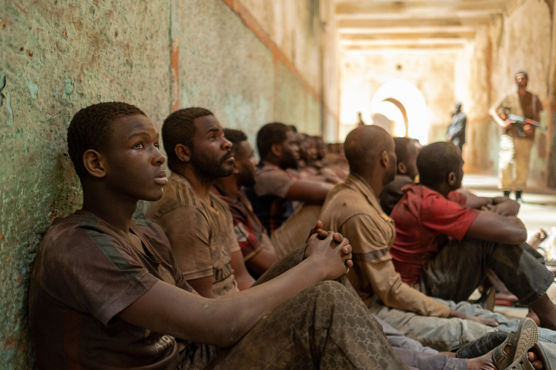 Von Terroristen gefangen genommen: Seydou (Seydou Sarr) in einem sogenannten «Detention Camp» in Libyen.
