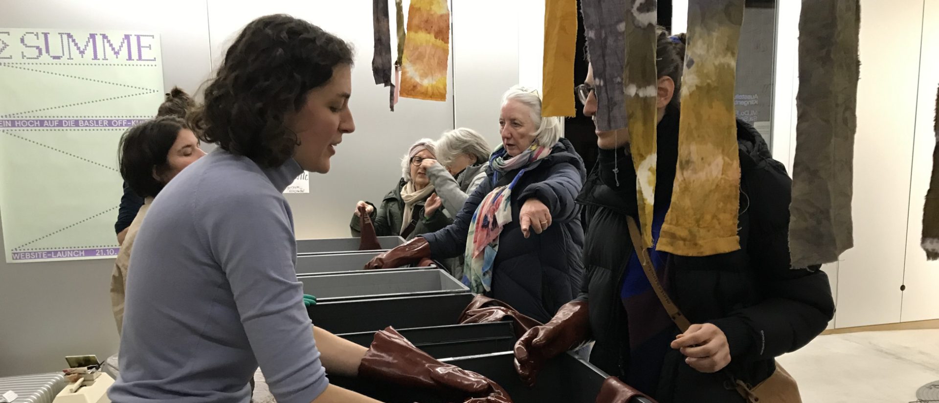 Die amerikanische Künstlerin Anna Reutinger schlug an der Basler Museumsnacht eine thematische Brücke zwischen ihrem Fokus auf Textilien und der Geschichte des Klosters Klingental.