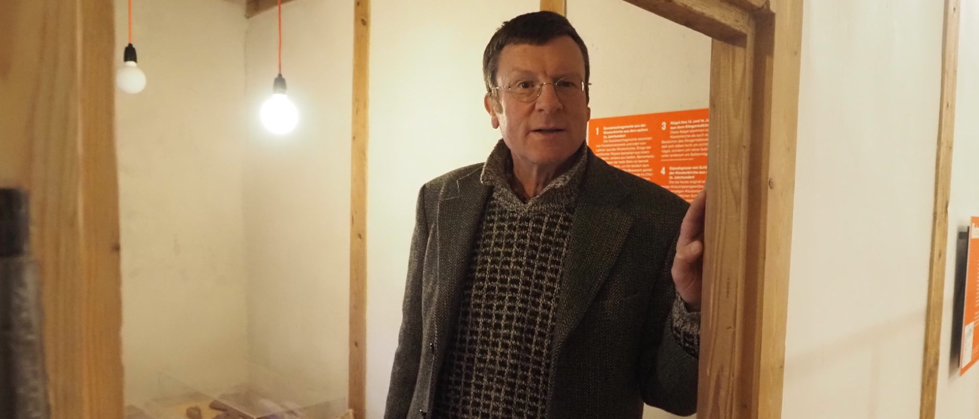 Gian Casper Bott, Leiter des Museums Kleines Klingental, in einer der beiden erhaltenen Zellen der Nonnen.