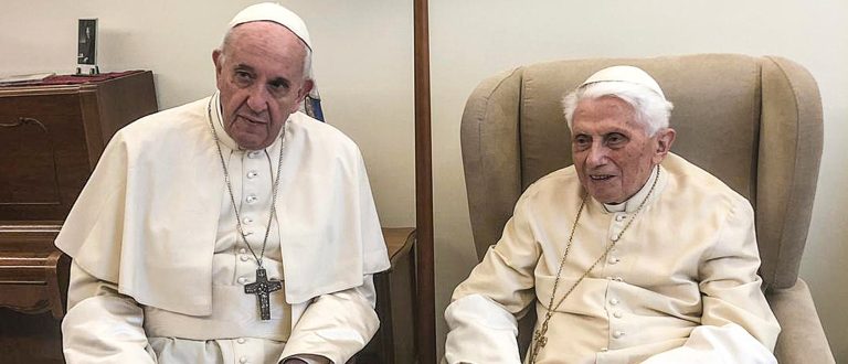 Verschwörungstheorie: Papst Franziskus, hier mit seinem Vorgänger Benedikt XVI., soll sein Amt widerrechtlich in Besitz genommen haben. | KNA
