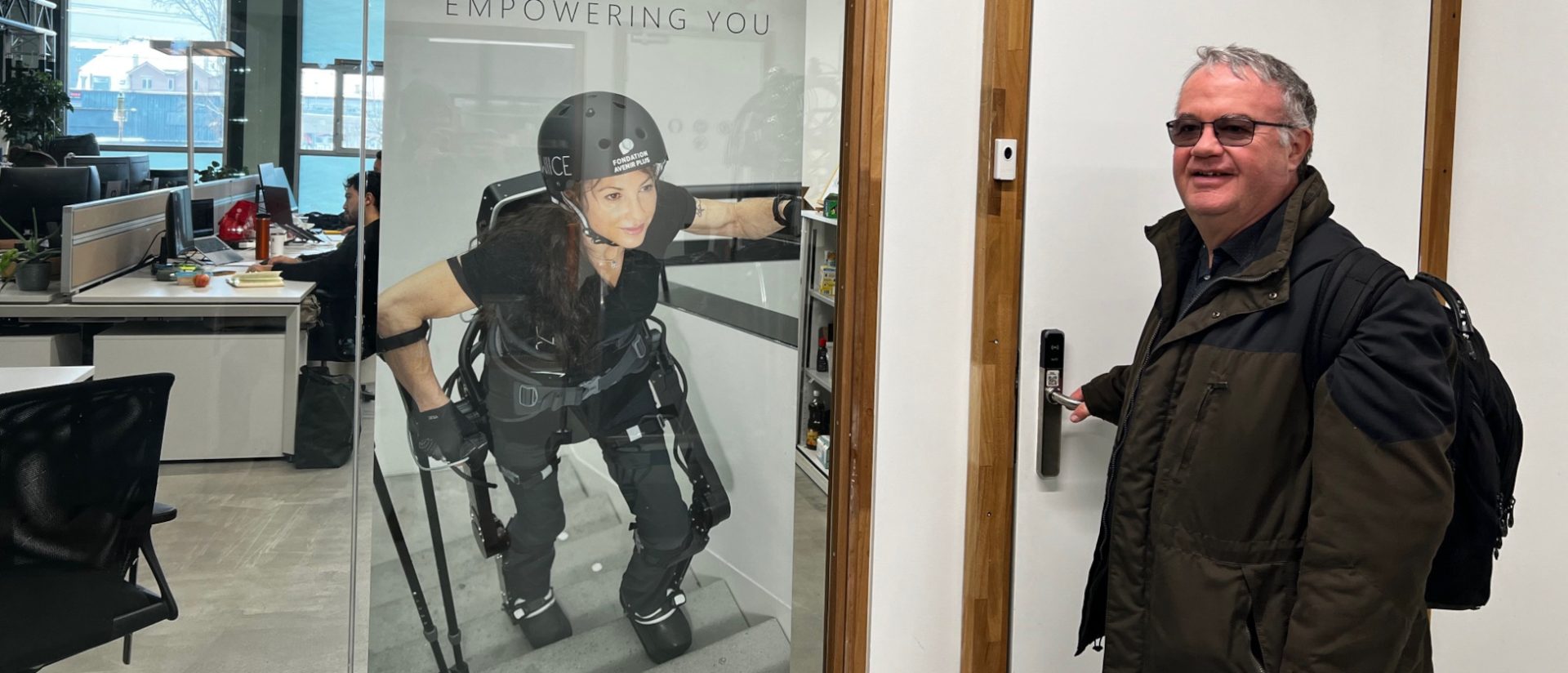 Roland Loos in seinem Start-up, das Exoskelette herstellt.