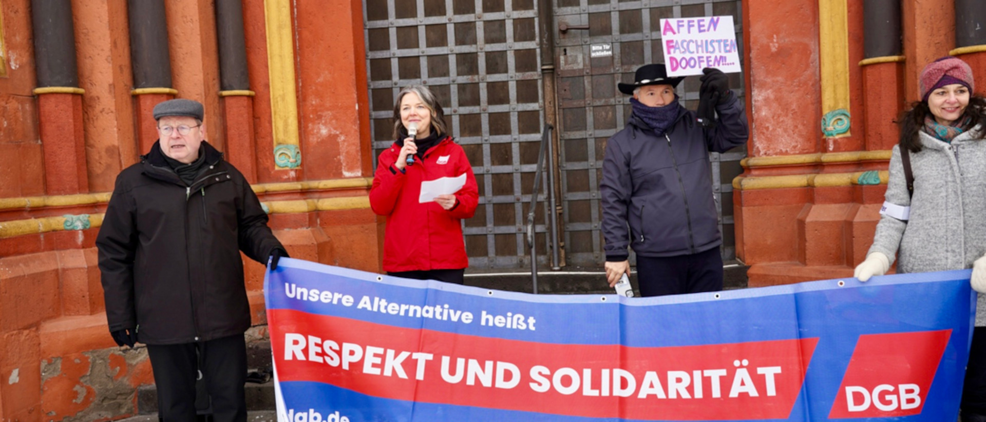 Der Limburger Bischof Georg Bätzing (links) hält an der Demo ein Banner mit der Aufschrift "Respekt und Solidarität.