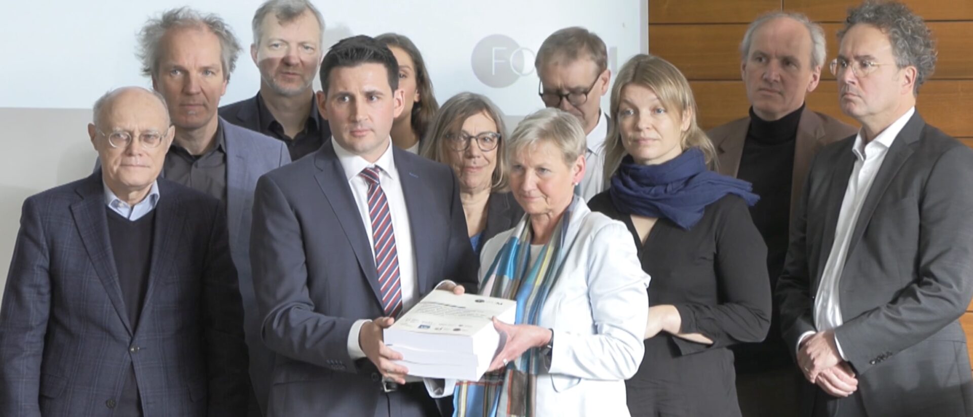 Die Forschenden übergeben die gut 800-seitige Studie an die EKD-Ratspräsidentin Kirsten Fehrs.