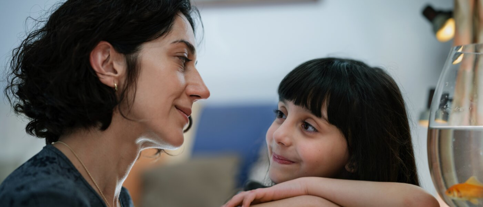 Shayda mit ihrer Tochter Mona. Filmstill "Shayda"