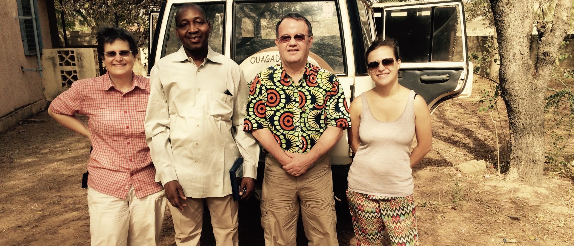 Roland Loos zu Besuch in der Pfarrei "St. Jean-Paul" im Osten von Burkina Faso. Von links nach rechts: Fabiène Loos, Abbé Pierre Kiéma, Roland Loos und Tochter Ariane Loos.