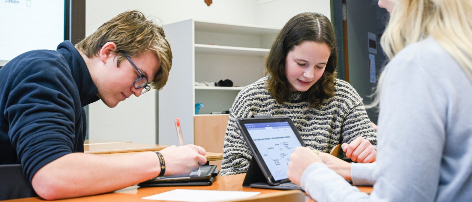 Schüler arbeiten mit Tablets beim Religionsunterricht. | Julia Steinbrecht/KNA