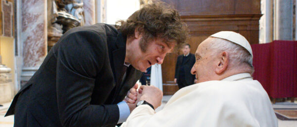 Javier Milei, Präsident von Argentinien, spricht nach dem Gottesdienst im Petersdom mit Papst Franziskus. | KNA