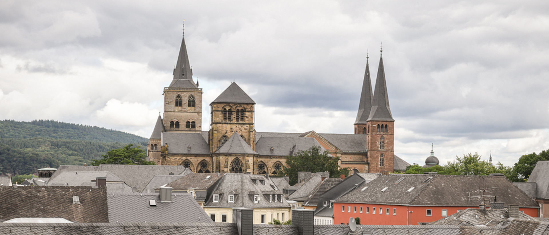 Blick über die Dächer von Trier auf die Liebfrauenkirche und dahinter den Dom Sankt Petrus am 20. August 2021.