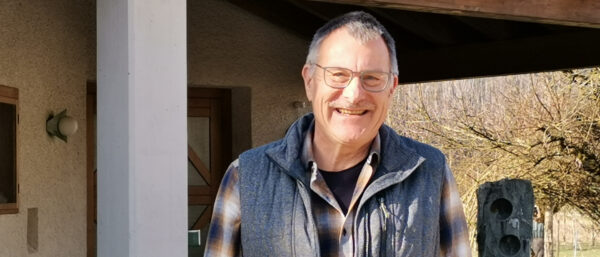 Pfarreileiter Martin Pedrazzoli vor der Katholischen Kirche in Elgg ZH. | Sarah Stutte