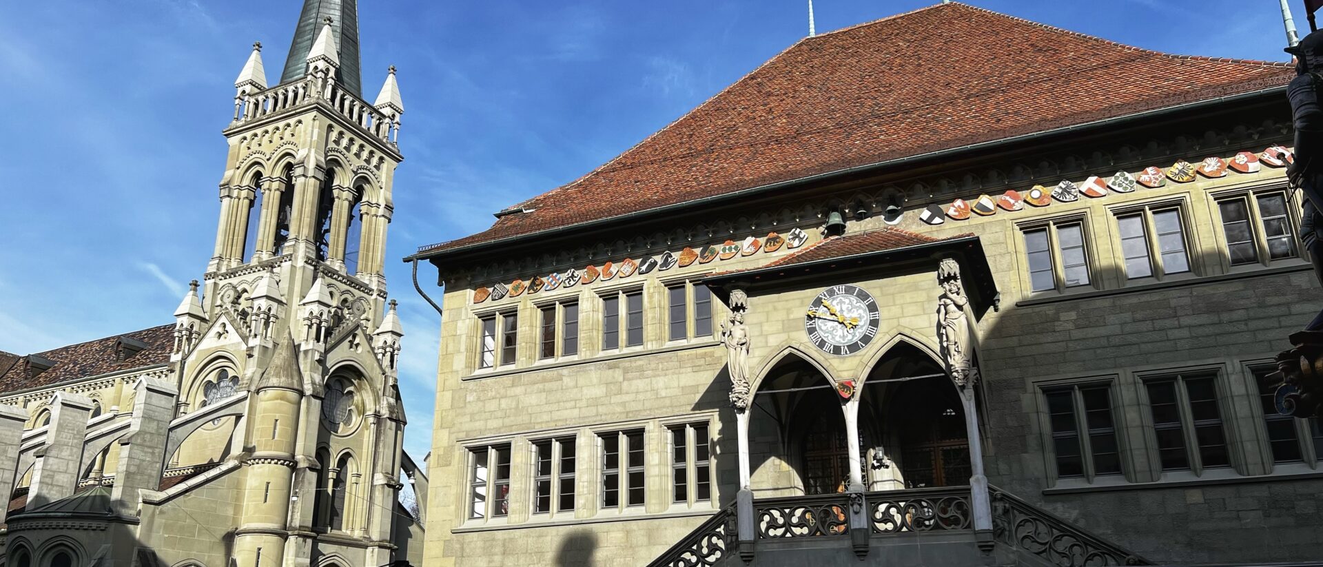 Das Berner Rathaus mit der christkatholischen Kirche Peter und Paul.