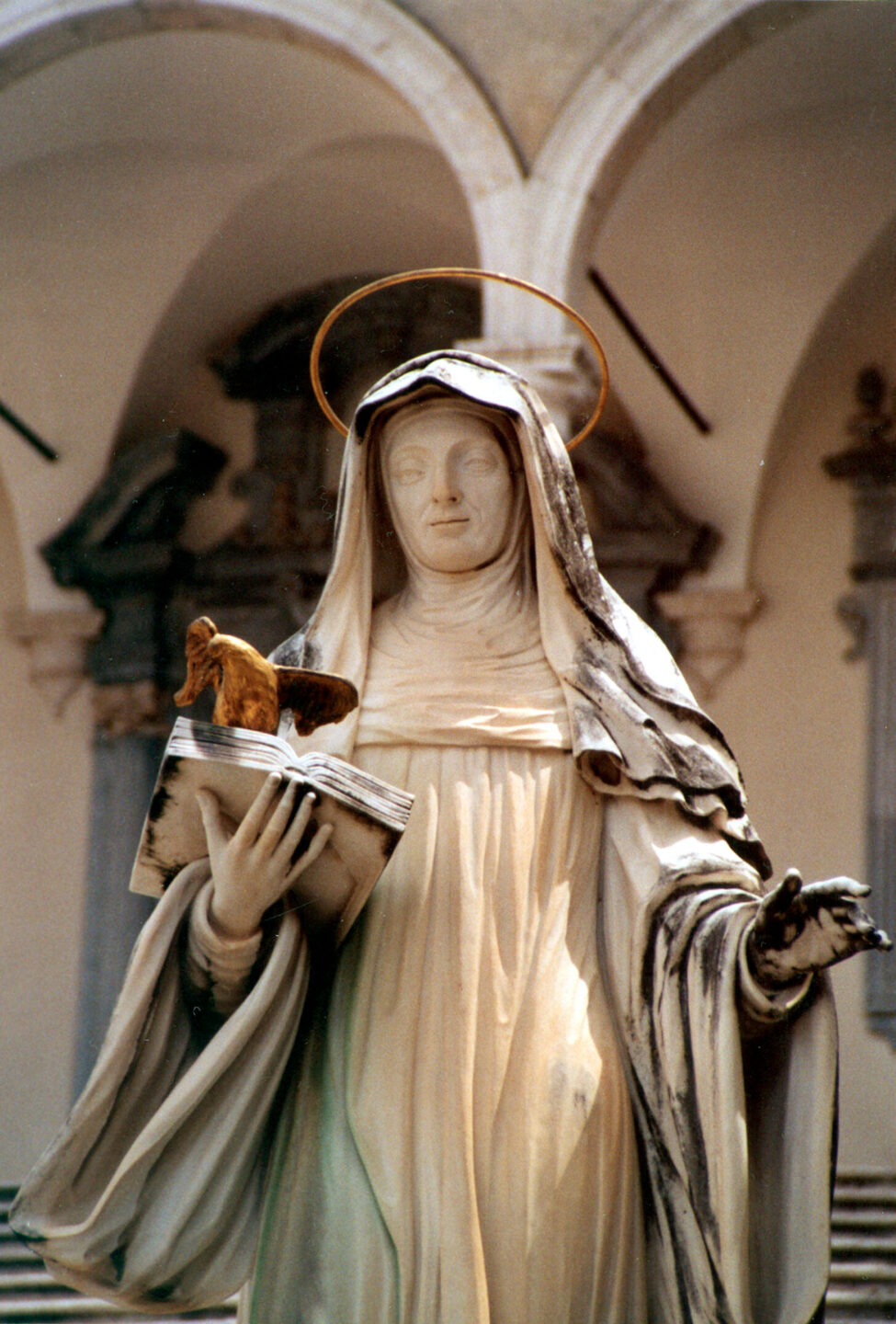 Statue der heiligen Scholastika.