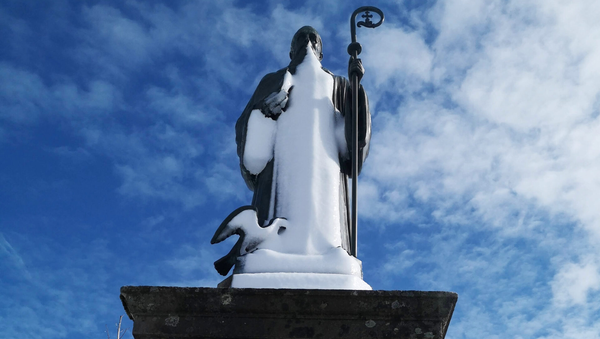 Vereist im Winter: Das Denkmal des Heiligen Benedikt in Einsiedeln.