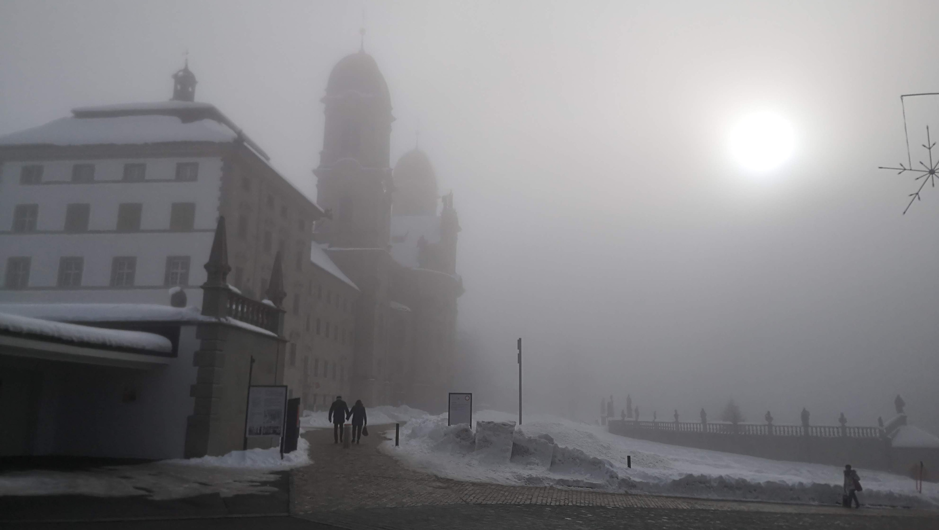 Das Kloster Einsiedeln im Nebel