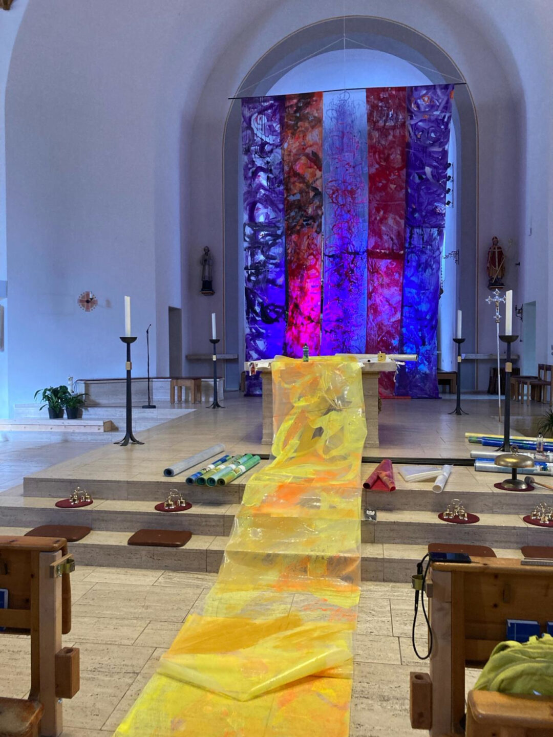 Kirchenrauminstallation von Marianne Hollenstein