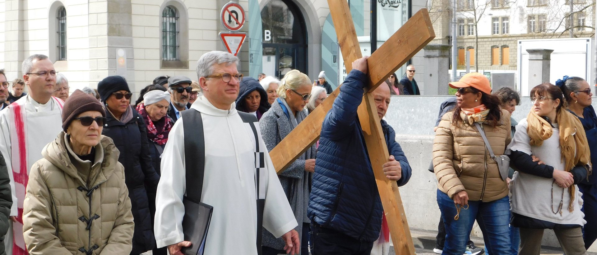 Mit dem Kreuz geschultert geht es durch Zürich.