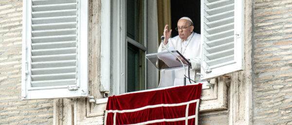 Papst Franziskus beim Angelus-Gebet am 3. März 2024 im Vatikan. | KNA