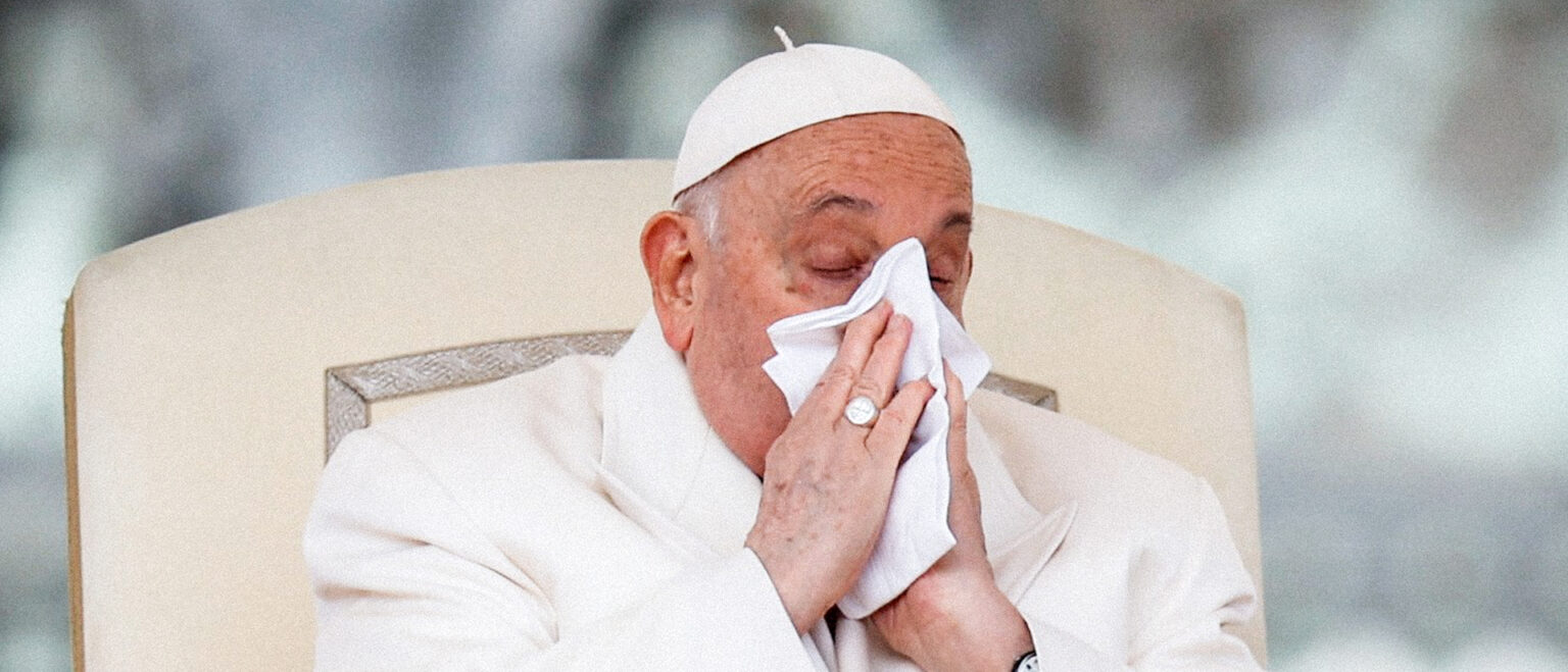 Papst Franziskus putzt sich die Nase. | Lola Gomez/CNS photo/KNA