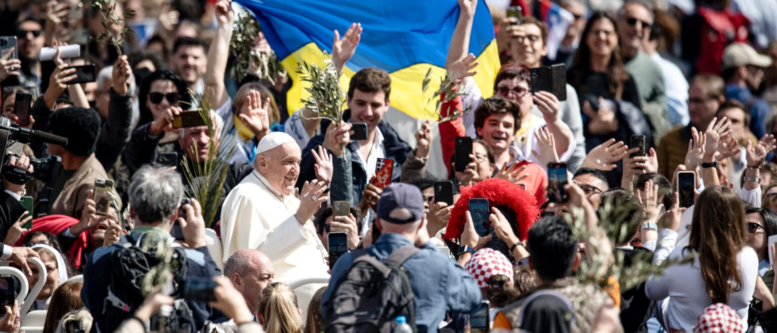 Papst Franziskus fährt nach dem Gottesdienst zum Palmsonntag mit dem Papamobil über den Petersplatz und grüsst die Menschen, 24. März 2024. | KNA