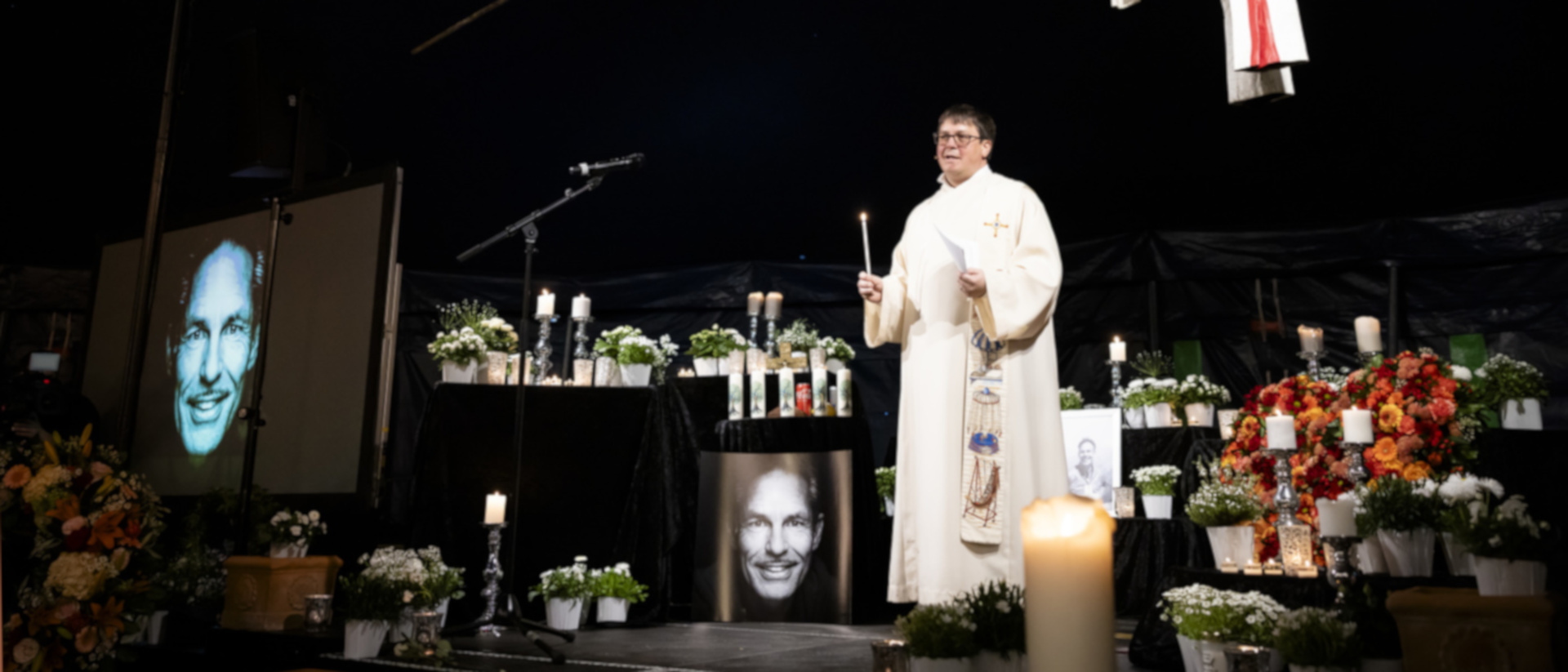 Seelsorger Adrian Bolzern leitet die Gedenkfeier für den verstorbenen Hochseilartisten Freddy Nock, 18. März 2024 in Märstetten.