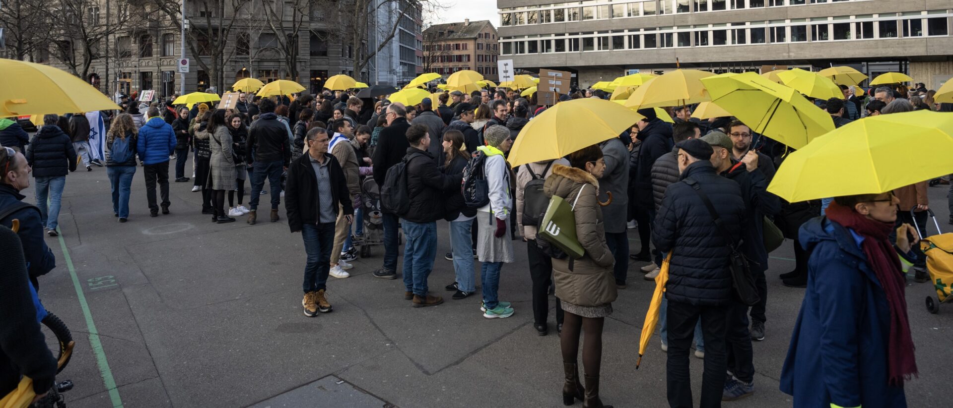 Hunderte Menschen nahmen am Sonntagabend in Zürich an der Mahnwache gegen Antisemitismus teil.