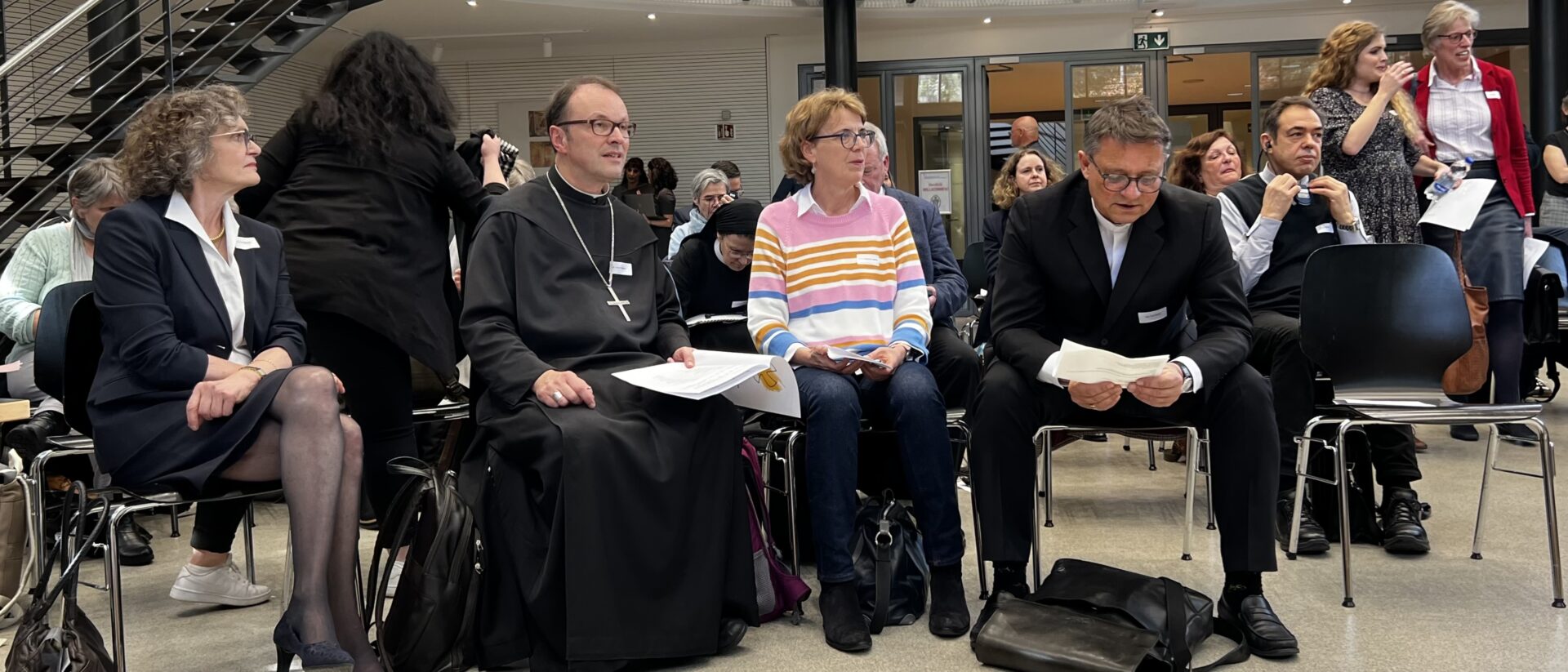 Beim Besuch von Kardinal Grech in Bern (v. l. nach r.): Marie-Louise Beyeler, Urban Federer, Helena Jeppesen und Felix Gmür