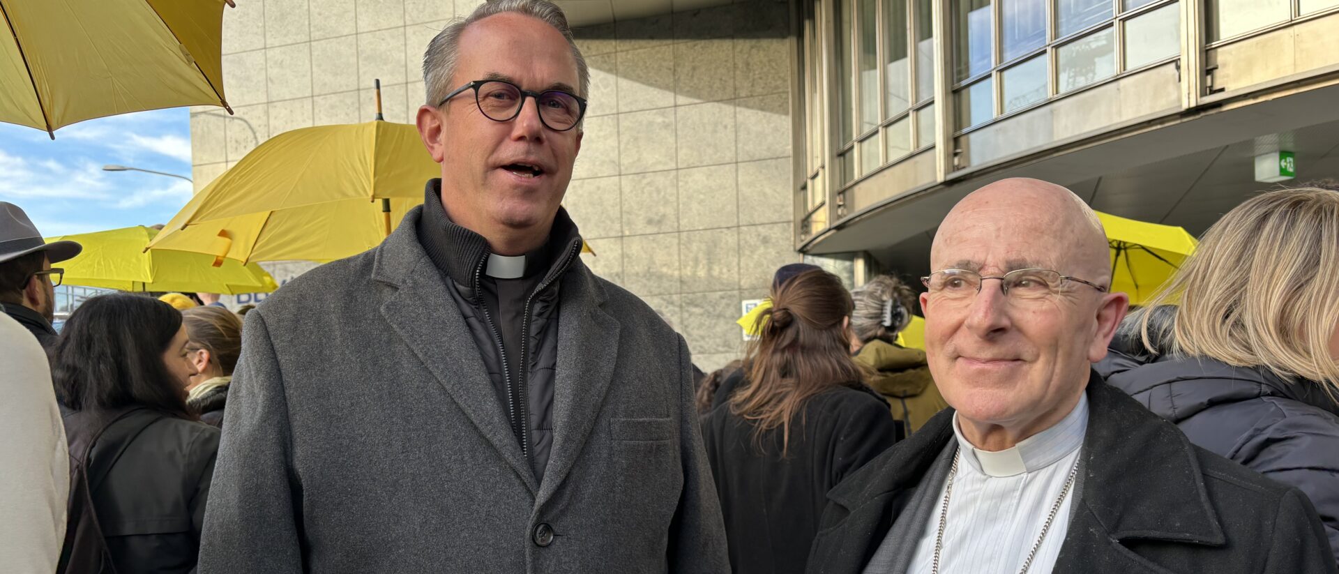 Martin Stewen und Joseph Maria Bonnemain bei der Mahnwache gegen Antisemitismus