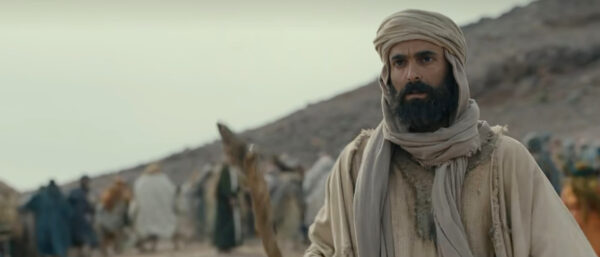 Moses führt sein Volk durch die Wüste. | Netflix
