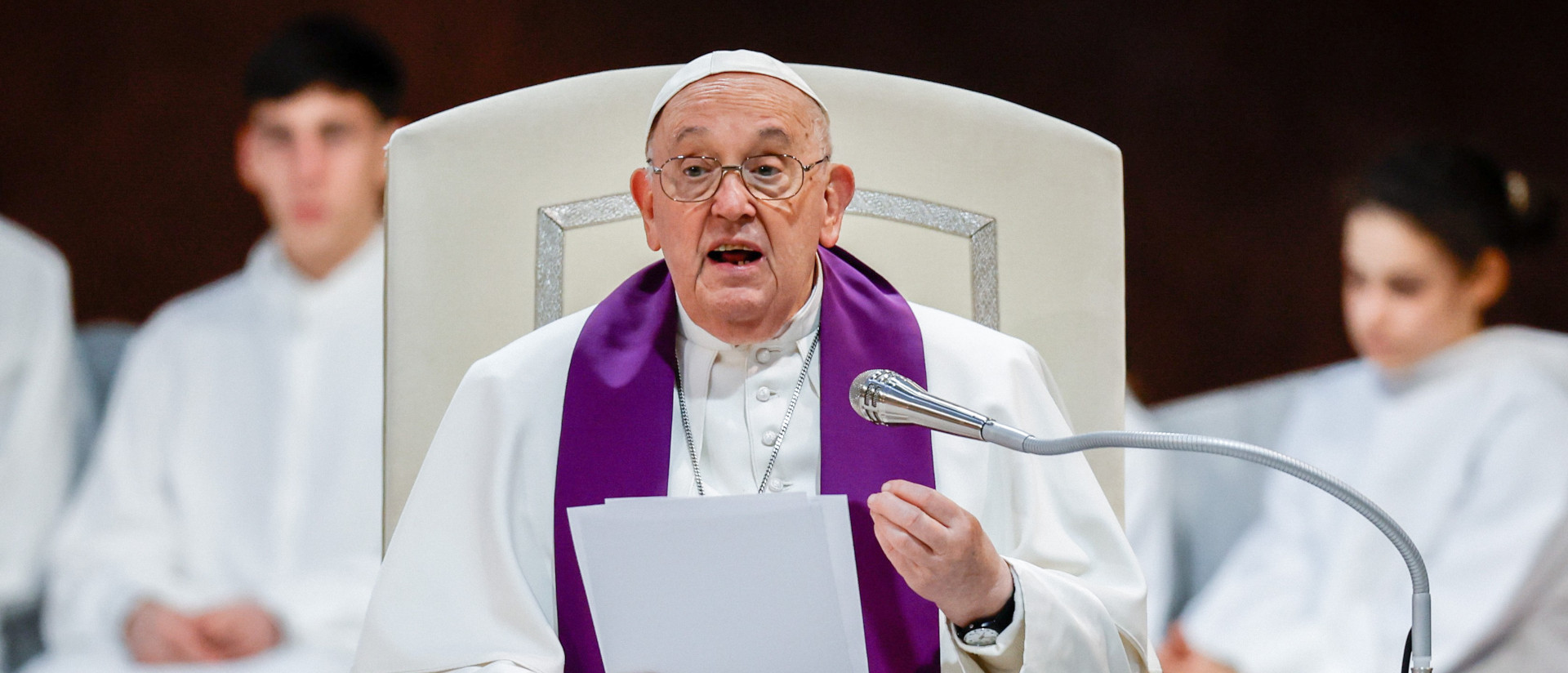 Papst Franziskus spricht bei einem Gottesdienst am 8. März 2024 in der Kirche San Pio V. in Rom (Italien).