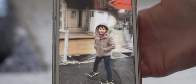 Der kleine Abolfazl Hosseini ist alleine bei den Grosseltern im Iran. Er wurde auf der Flucht entdeckt. | cineworx
