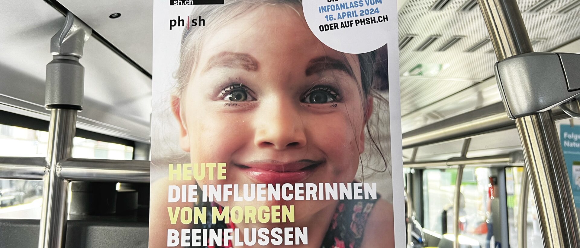 Werbung für die Lehrer- und Lehrerinnenausbildung in einem Bus in Schaffhausen