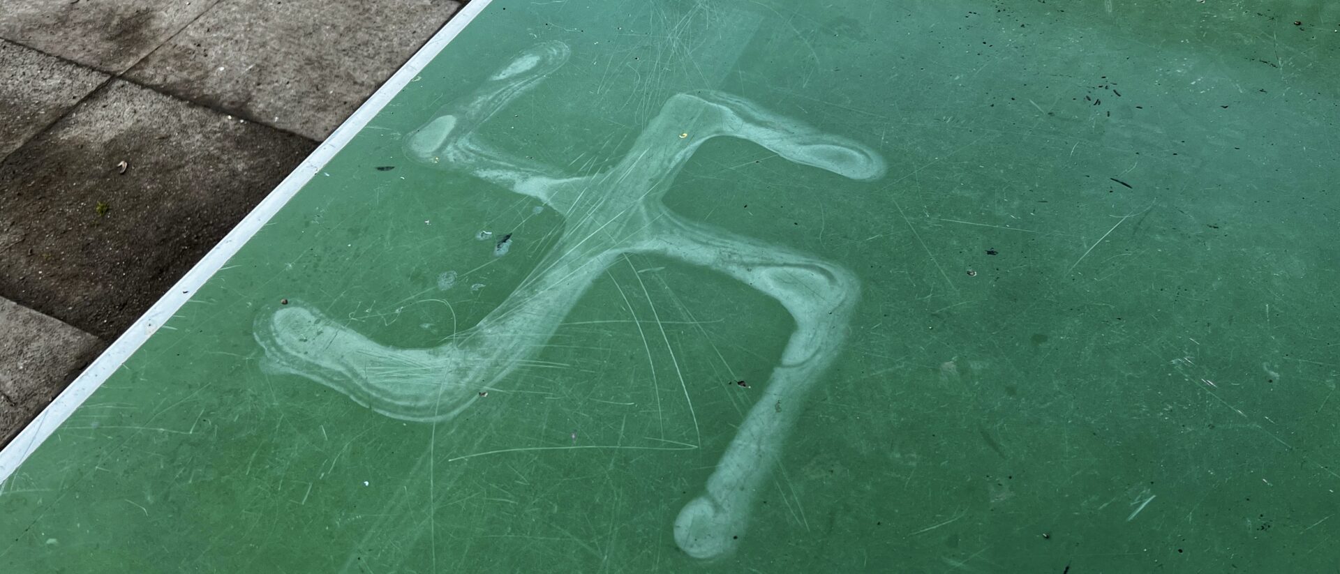 Hakenkreuz auf einer Tischtennisplatte