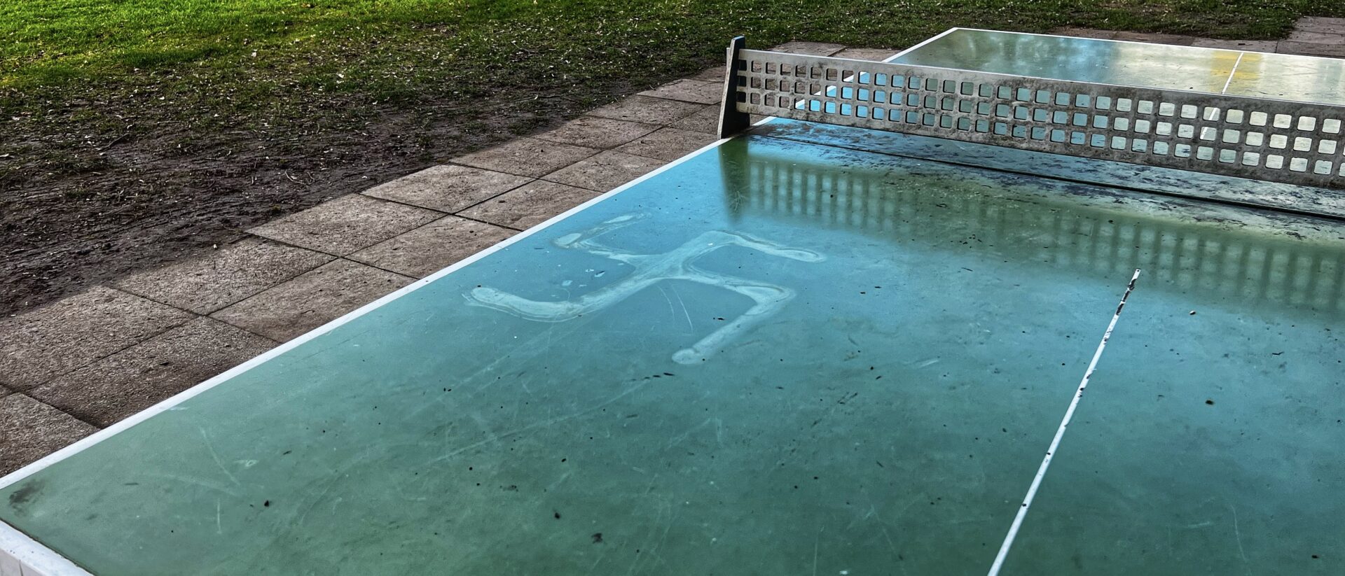 Vor einem halben Jahr gemeldet, nach der Berichterstattung durch kath.ch entfernt: das Hakenkreuz auf der Pingpongplatte
