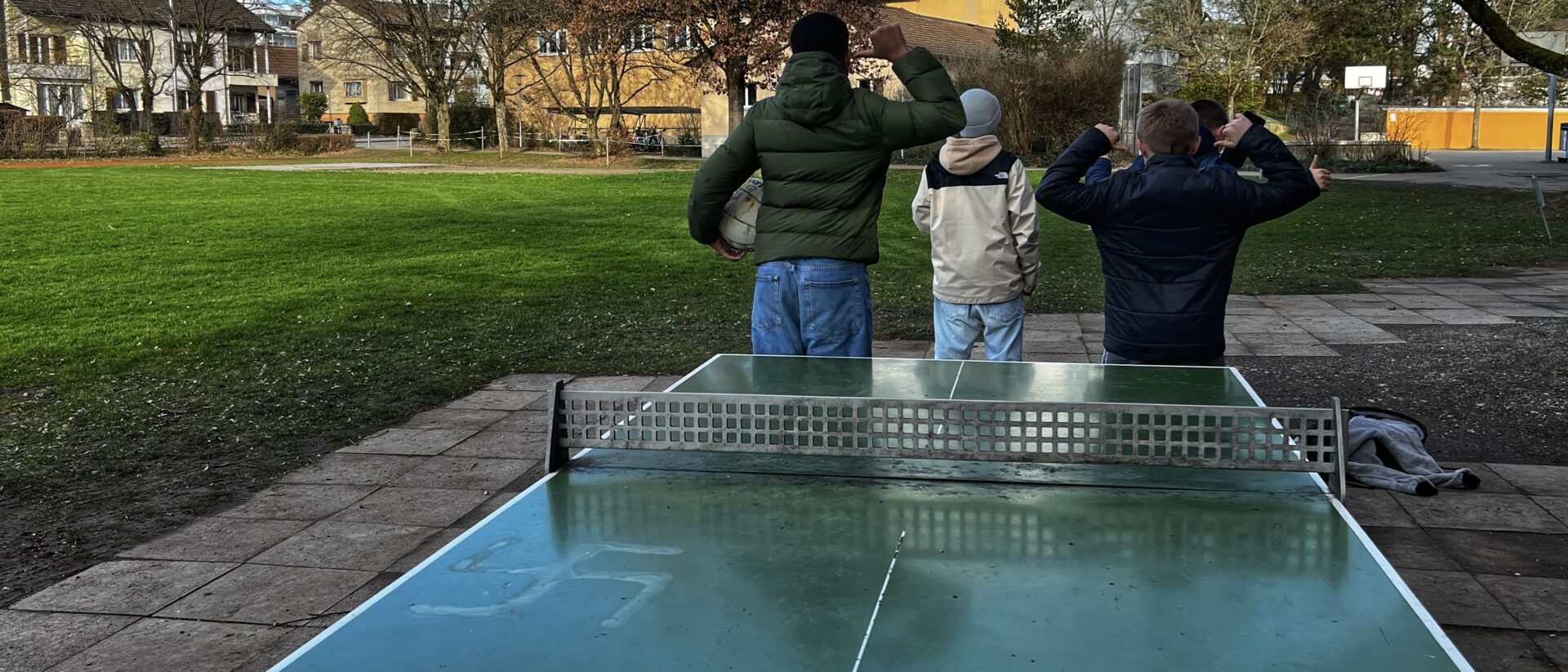 Primarschüler posieren bei der Tischtennisplatte. Sie finden Antisemitismus "doof"