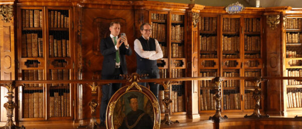 US-Botschafter Scott Miller (l.) in der Stiftsbibliothek | Roger Fuchs