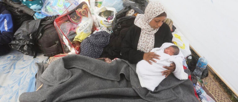 Mütter und ihre Babys sind von der Hungersnot im Gaza besonders betroffen. | tagesschau.de