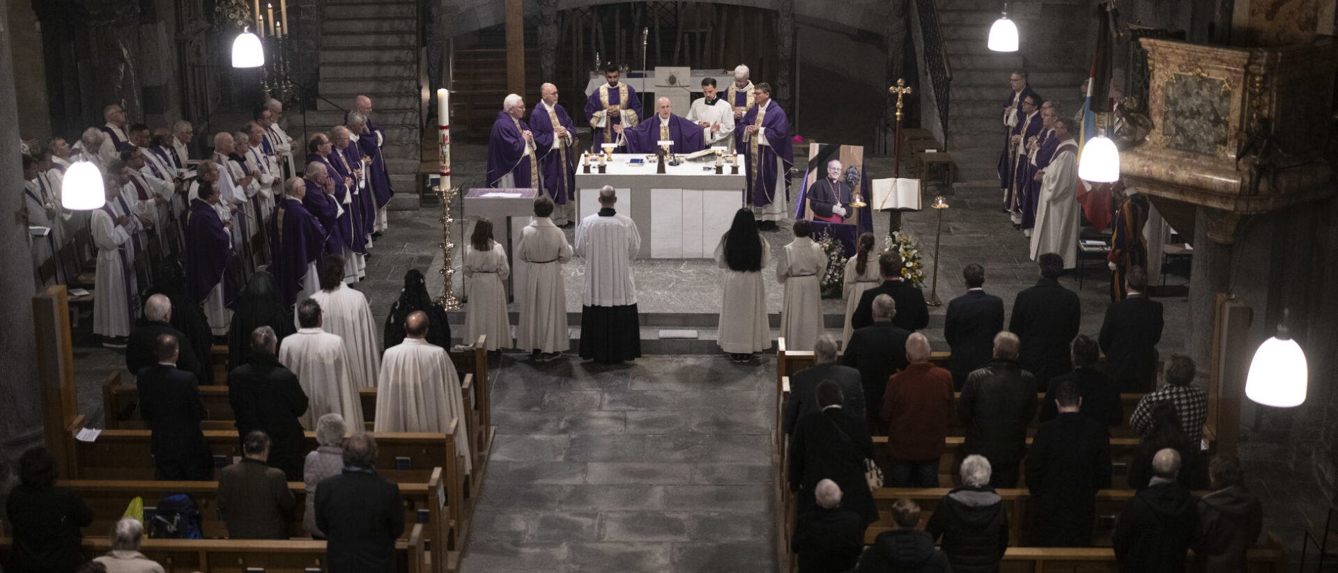 Eucharistiefeier mit Bischöfen, Domherren, Priestern, Diakonen.