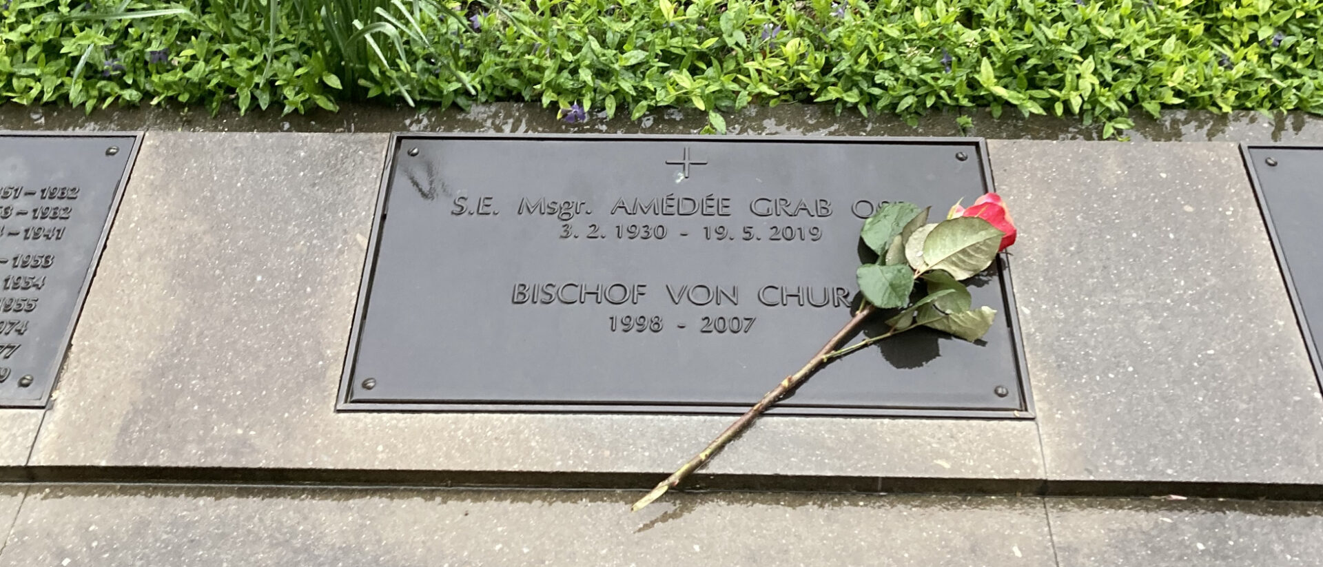 Jemand hat eine rote Rose auf das Grab von Bischof Amédée Grab gelegt, 19. April 2024.