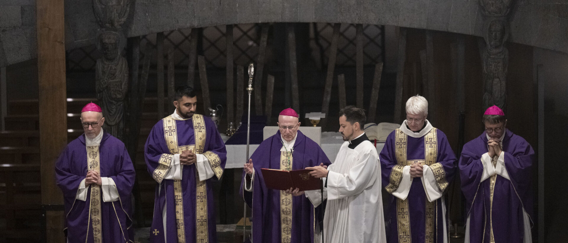 Requiem für Vitus Huonder (v.l.) Martin Krebs, Apostolischer Nuntius in Bern, Diakon Agil Raju, Hoechst, Bischof Joseph Maria Bonnemain, Diakon Matthias Westermann, und Felix Gmuer, Bischof von Basel.