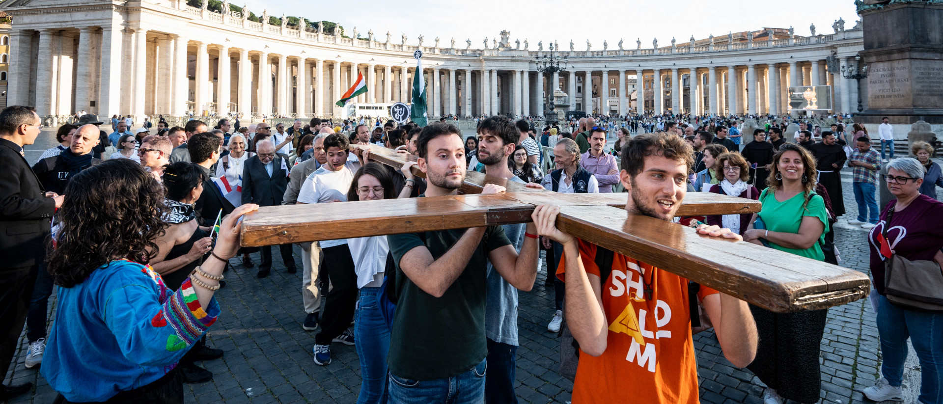 Jugendliche tragen das Weltjugendtagskreuz am 13. April 2024 auf dem Petersplatz im Vatikan anlässlich des 40. Jubiläums der Jugendtreffens.