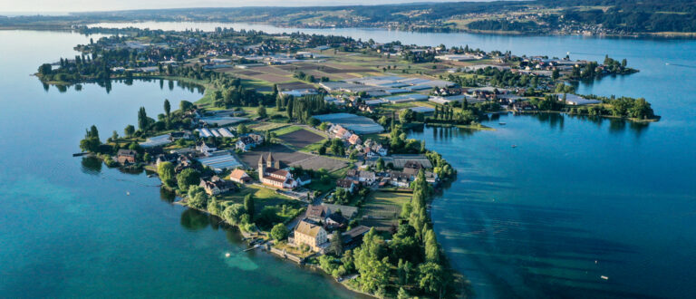 Insel Reichenau: Die aufgehende Sonne strahlt die romanische Säulenbasilika, St. Peter und Paul, auf der Insel Reichenau an. | Keystone